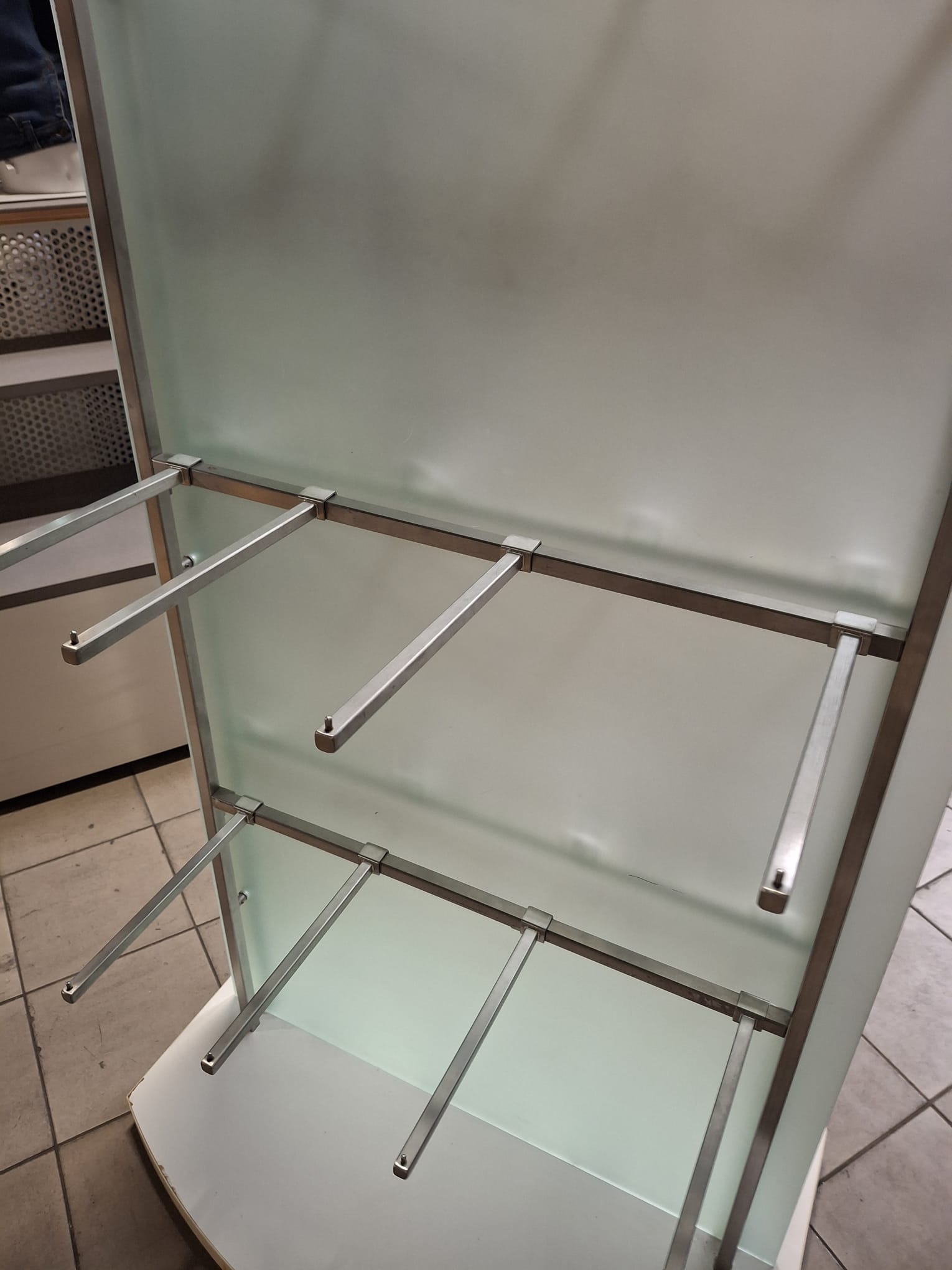 Présentoir central sur roulettes avec accessoires - H157xl88,5cm