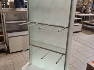 Présentoir central sur roulettes avec accessoires – H157xl88,5cm