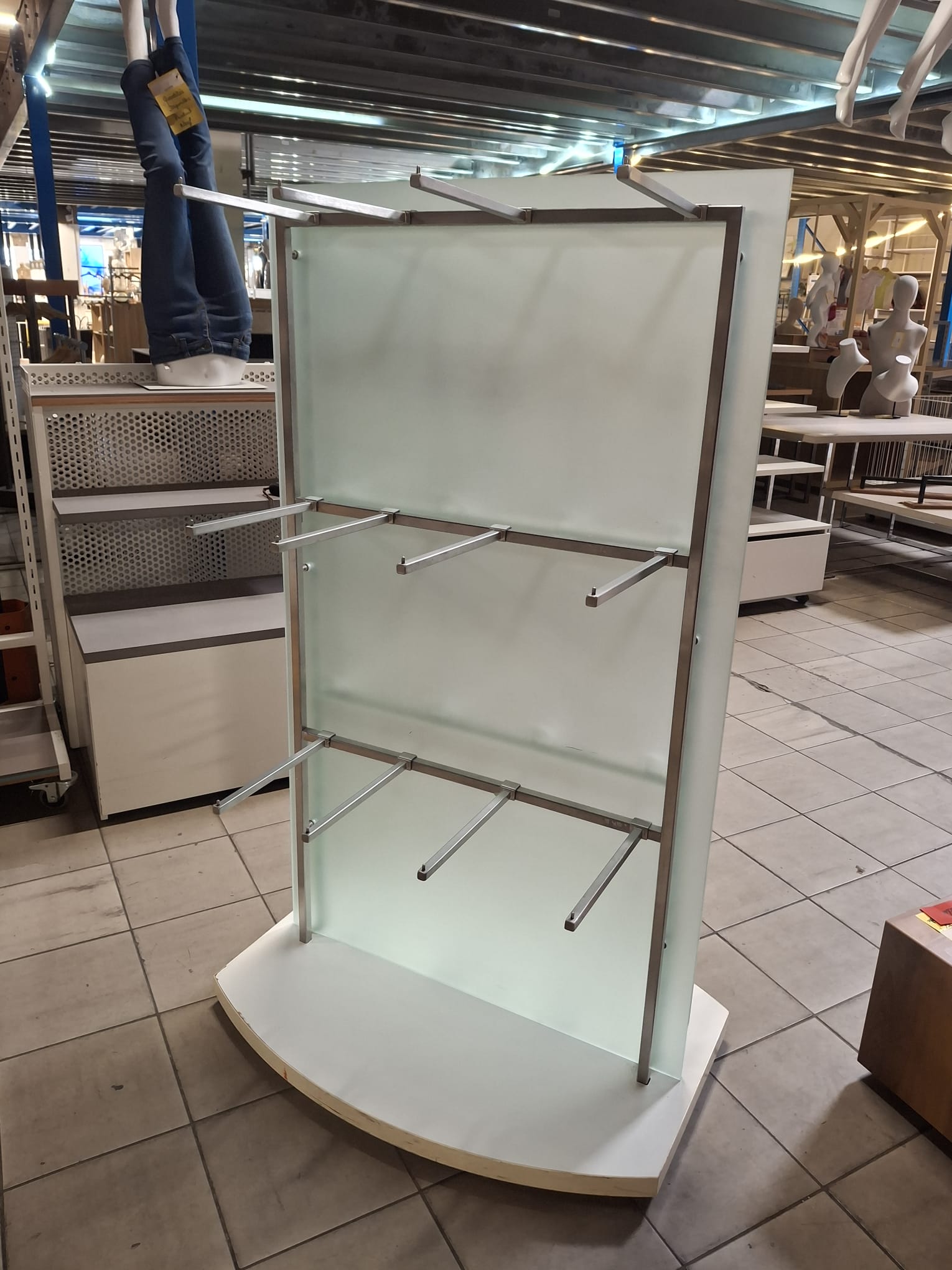 Présentoir central sur roulettes avec accessoires - H157xl88,5cm