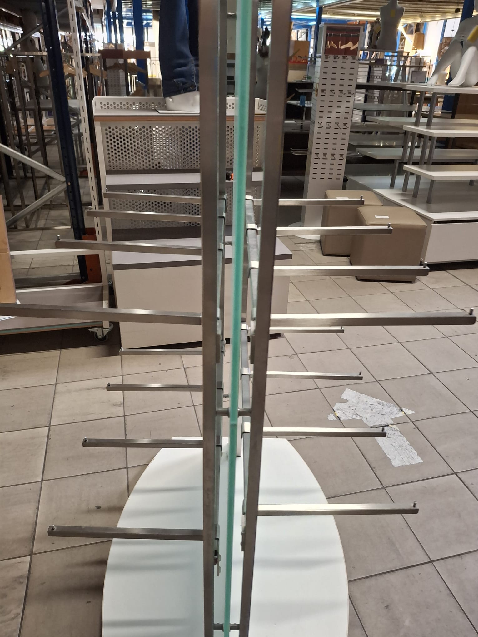 Présentoir central sur roulettes avec accessoires - H157xl88,5cm