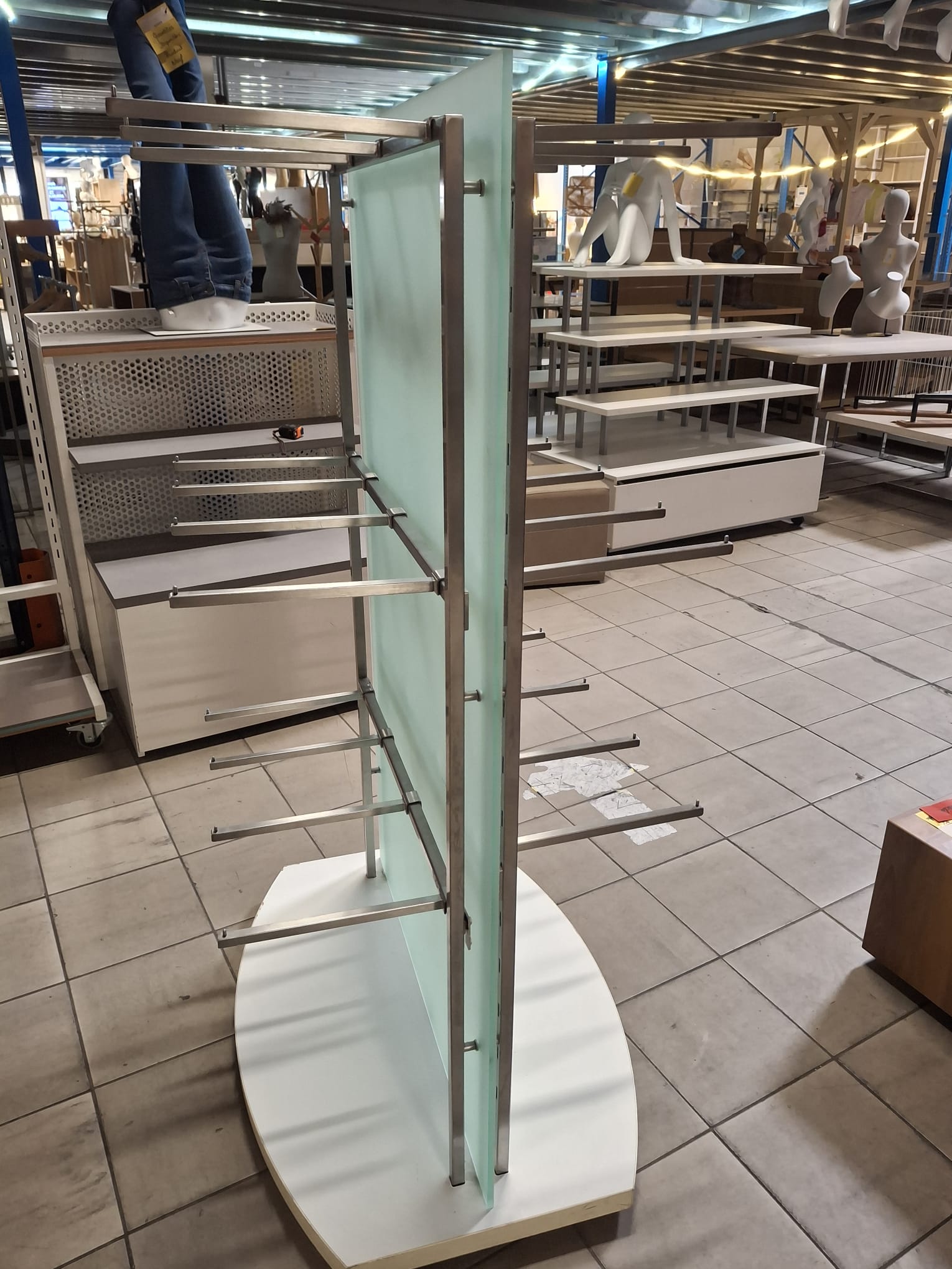 Présentoir central sur roulettes avec accessoires - H157xl88,5cm