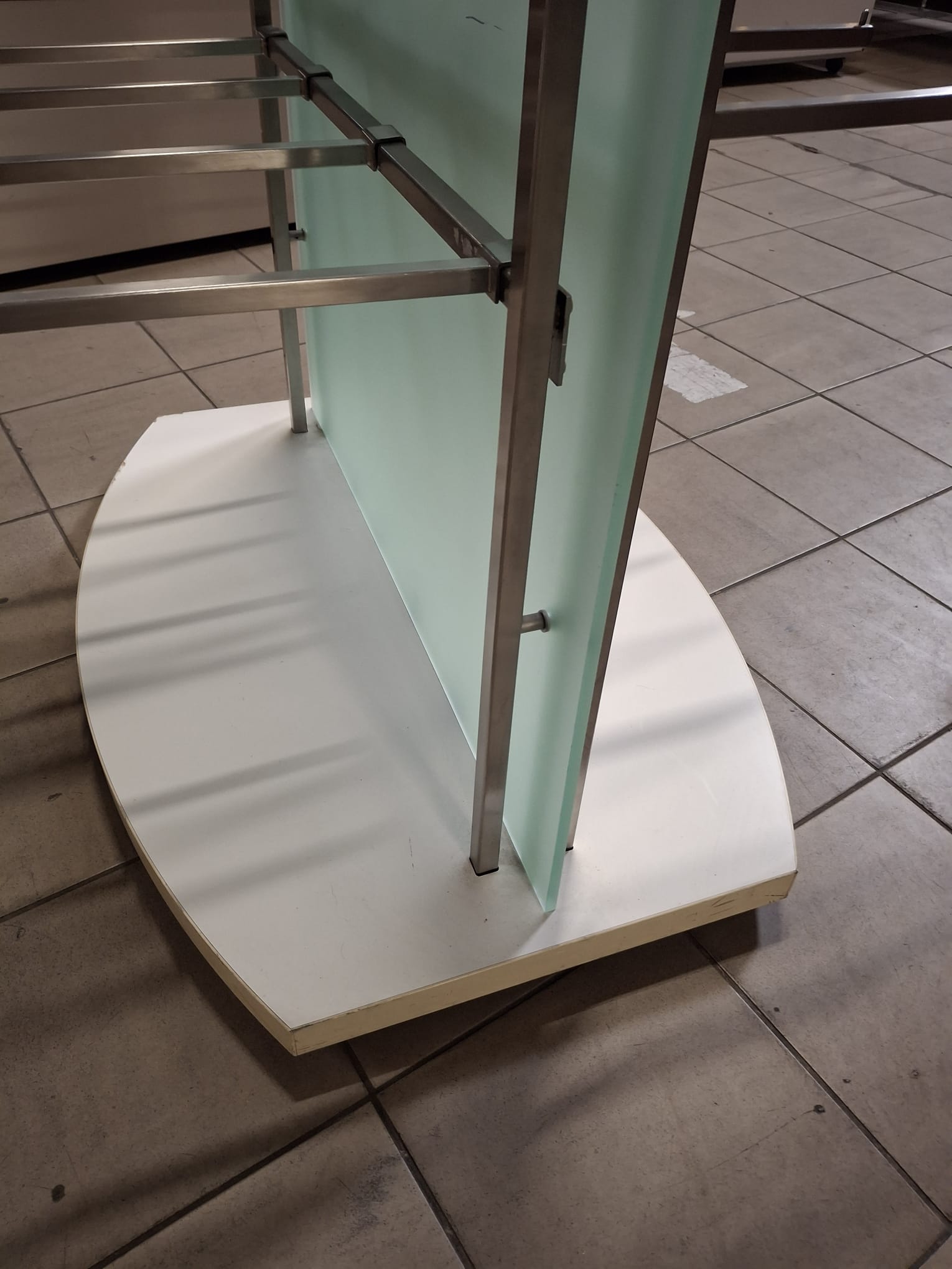 Présentoir central sur roulettes avec accessoires - H157xl88,5cm