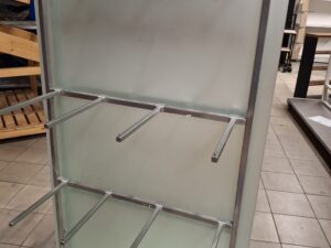 Présentoir central sur roulettes avec accessoires – H157xl88,5cm