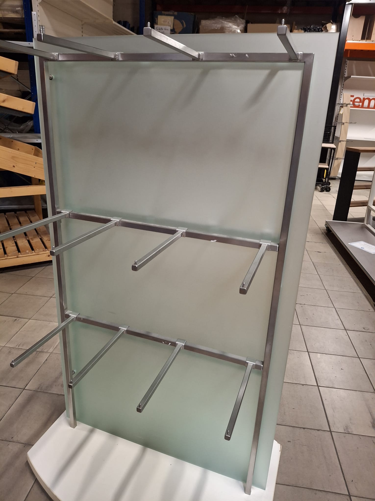 Présentoir central sur roulettes avec accessoires - H157xl88,5cm