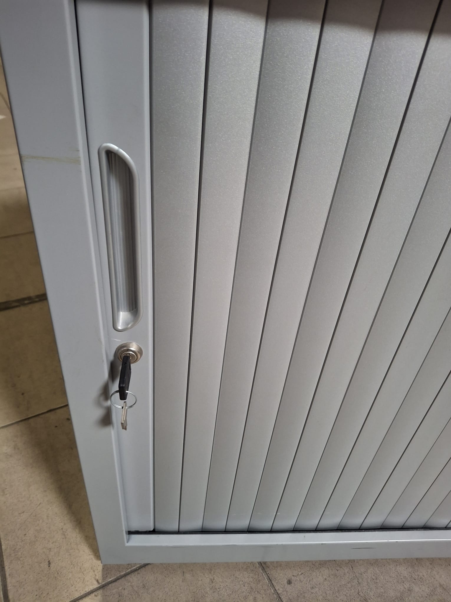 Armoire basse de bureau avec clé - Métal gris et plateau bois - H72xL80cm