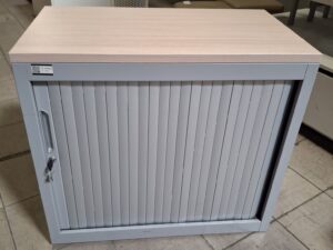 Armoire basse de bureau avec clé – Métal gris et plateau bois – H72xL80cm