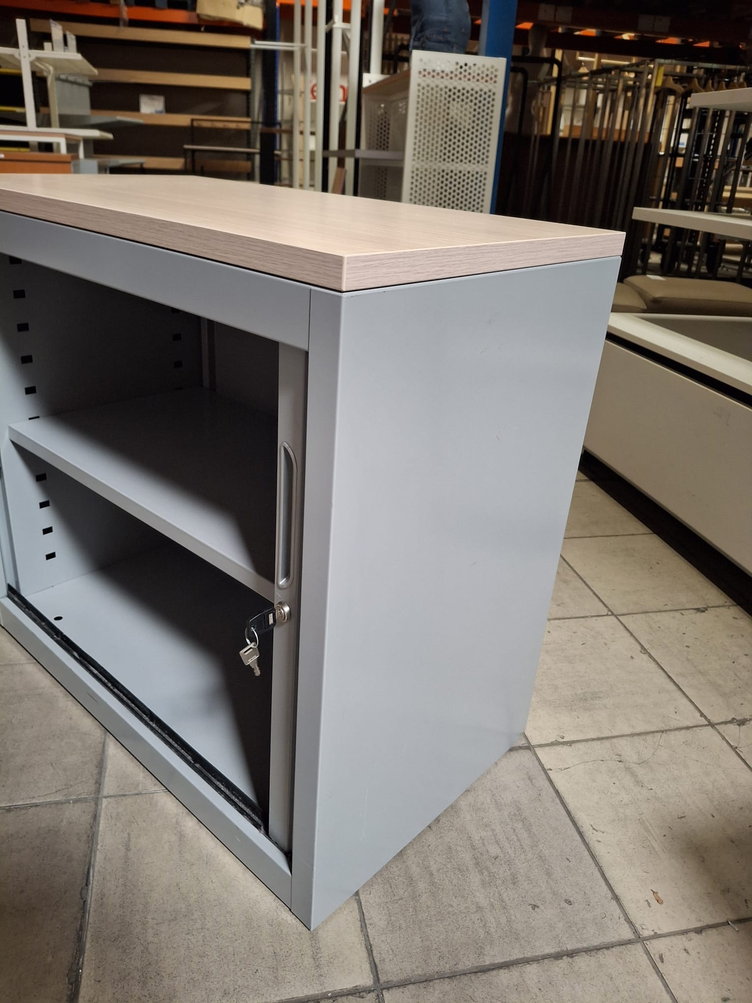 Armoire basse de bureau avec clé - Métal gris et plateau bois - H72xL80cm