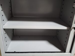 Armoire basse de bureau avec clé – Métal gris et plateau bois – H72xL80cm