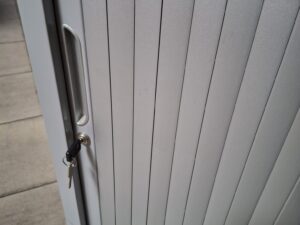 Armoire basse de bureau – Métal gris avec clé – H70xL80cm