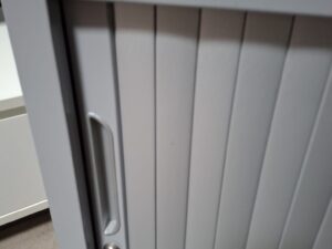 Armoire basse de bureau sans clé – Métal gris et plateau bois – H72xL80cm