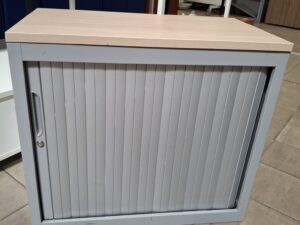 Armoire basse de bureau sans clé – Métal gris et plateau bois – H72xL80cm