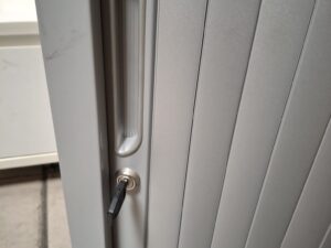 Armoire basse de bureau – Métal gris et plateau bois avec clé – H72xL80cm