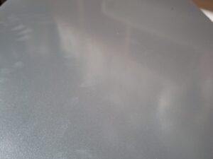 Armoire basse de bureau – Métal gris avec tablette intérieure – H70xL80cm