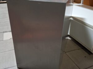 Armoire basse de bureau – Métal gris avec tablette intérieure – H70xL80cm