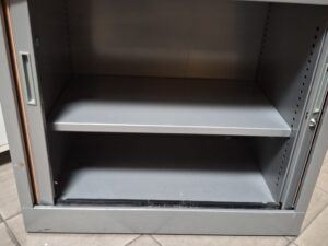 Armoire basse de bureau – Métal gris avec tablette intérieure – H70xL80cm