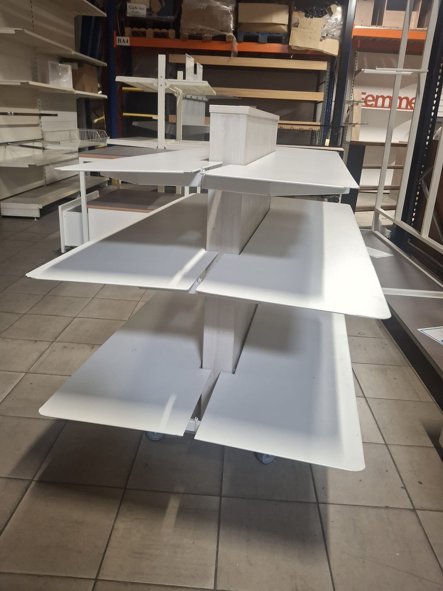 Gondole centrale de magasin - 3 niveaux sur roulettes - H116xL152xP87cm