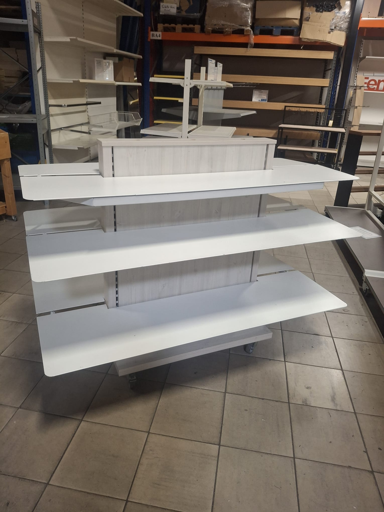 Gondole centrale de magasin - 3 niveaux sur roulettes - H116xL152xP87cm