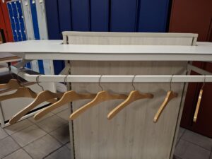 Gondole centrale avec barres penderie – Structure bois sur roulettes – H116xL152xP87cm