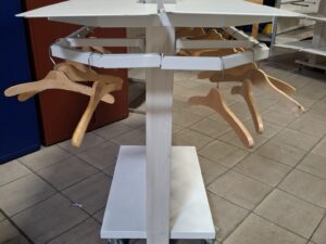 Gondole centrale avec barres penderie – Structure bois sur roulettes – H116xL152xP87cm