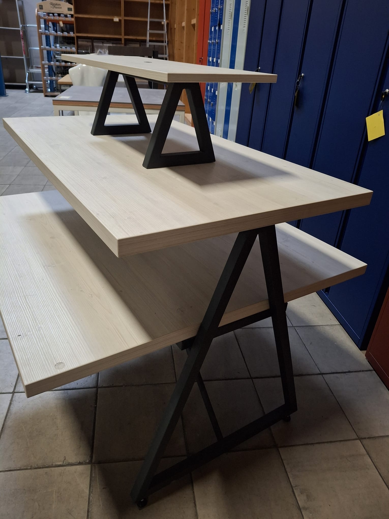Table de présentation 3 niveaux - Bois et Métal - H113xL120cm