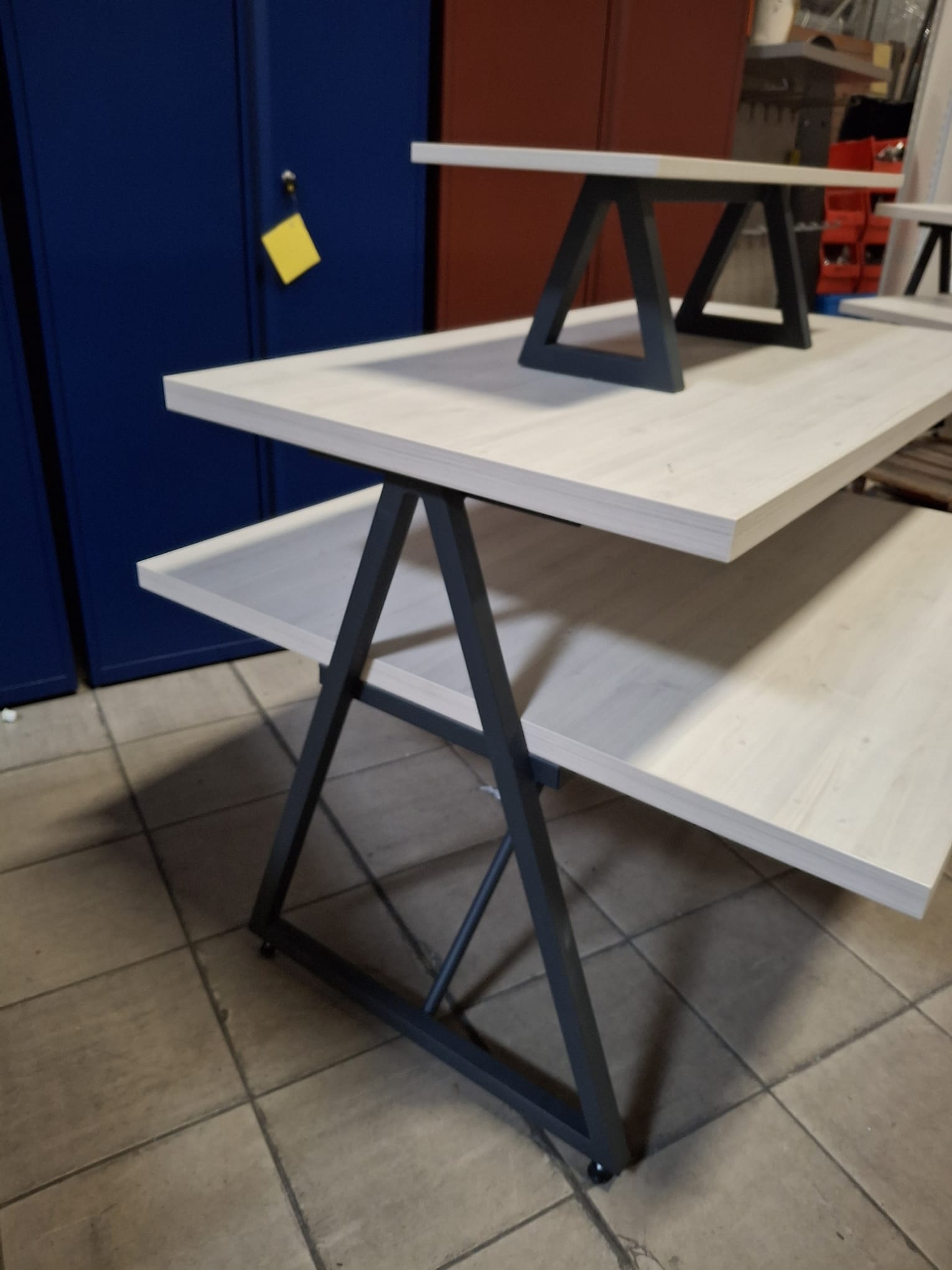 Table de présentation 3 niveaux - Bois et Métal - H113xL120cm