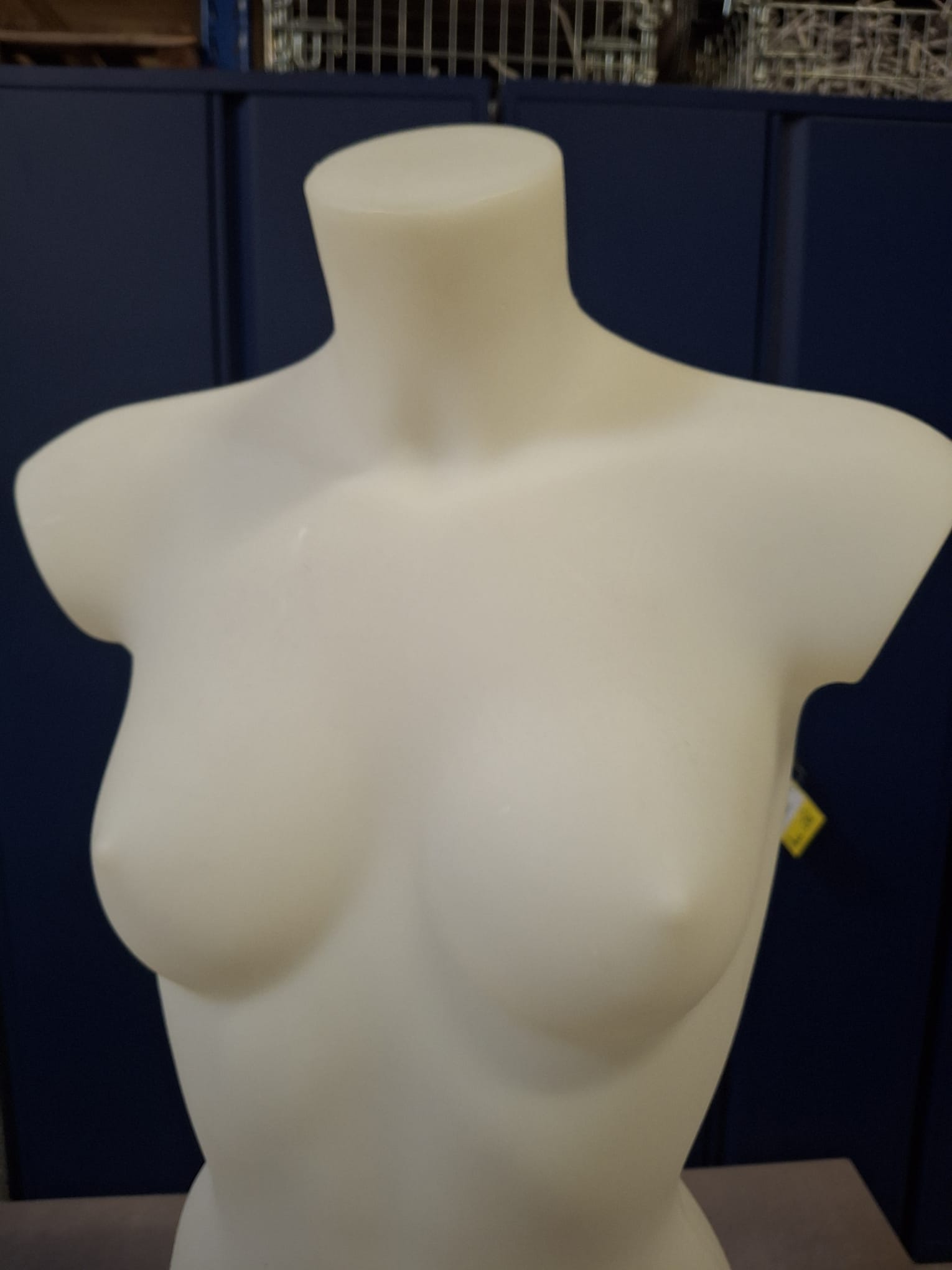 Mannequin buste femme demi-cuisse antichoc – PVC blanc – H87cm
