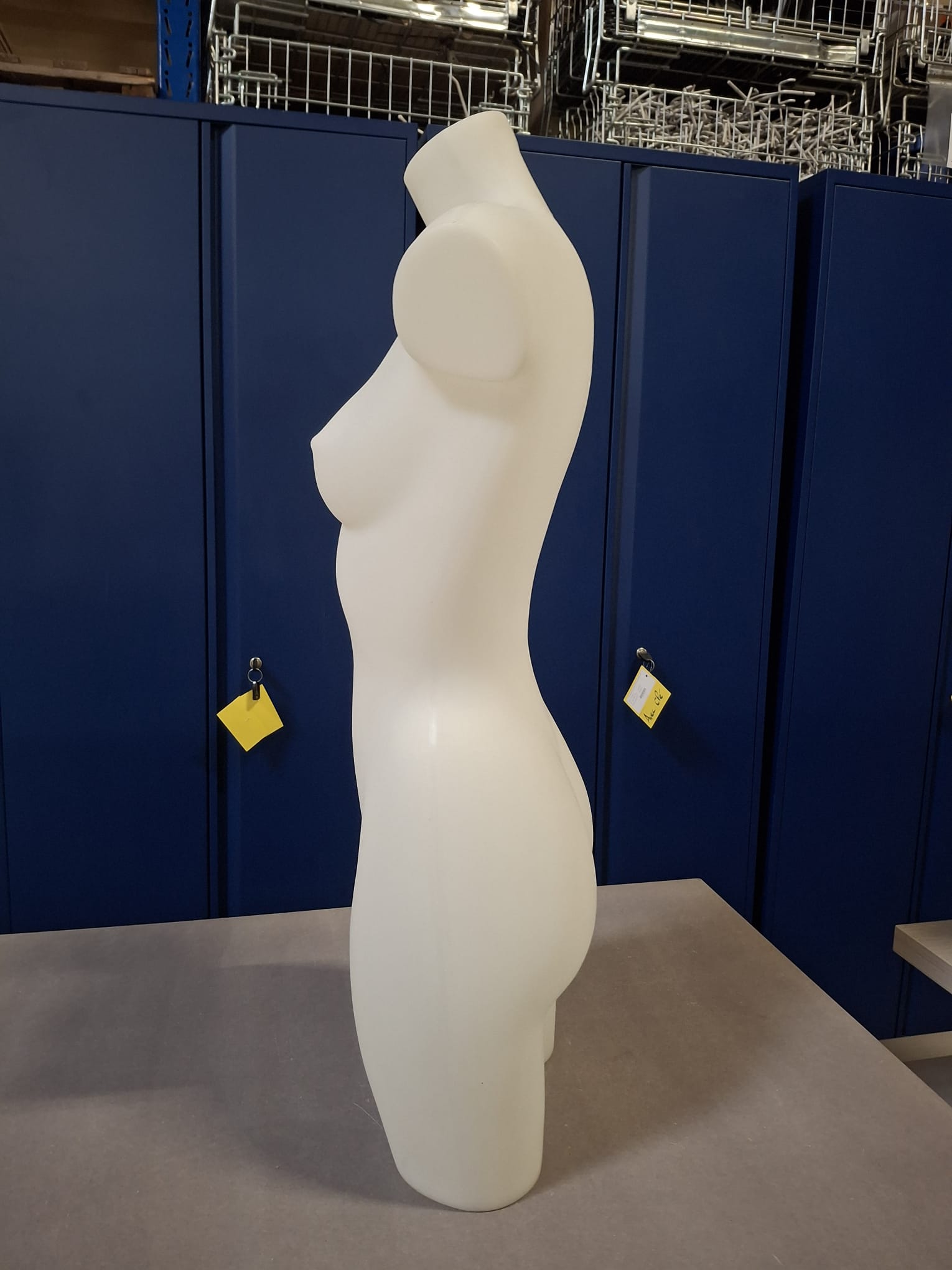 Mannequin buste femme demi-cuisse antichoc – PVC blanc – H87cm