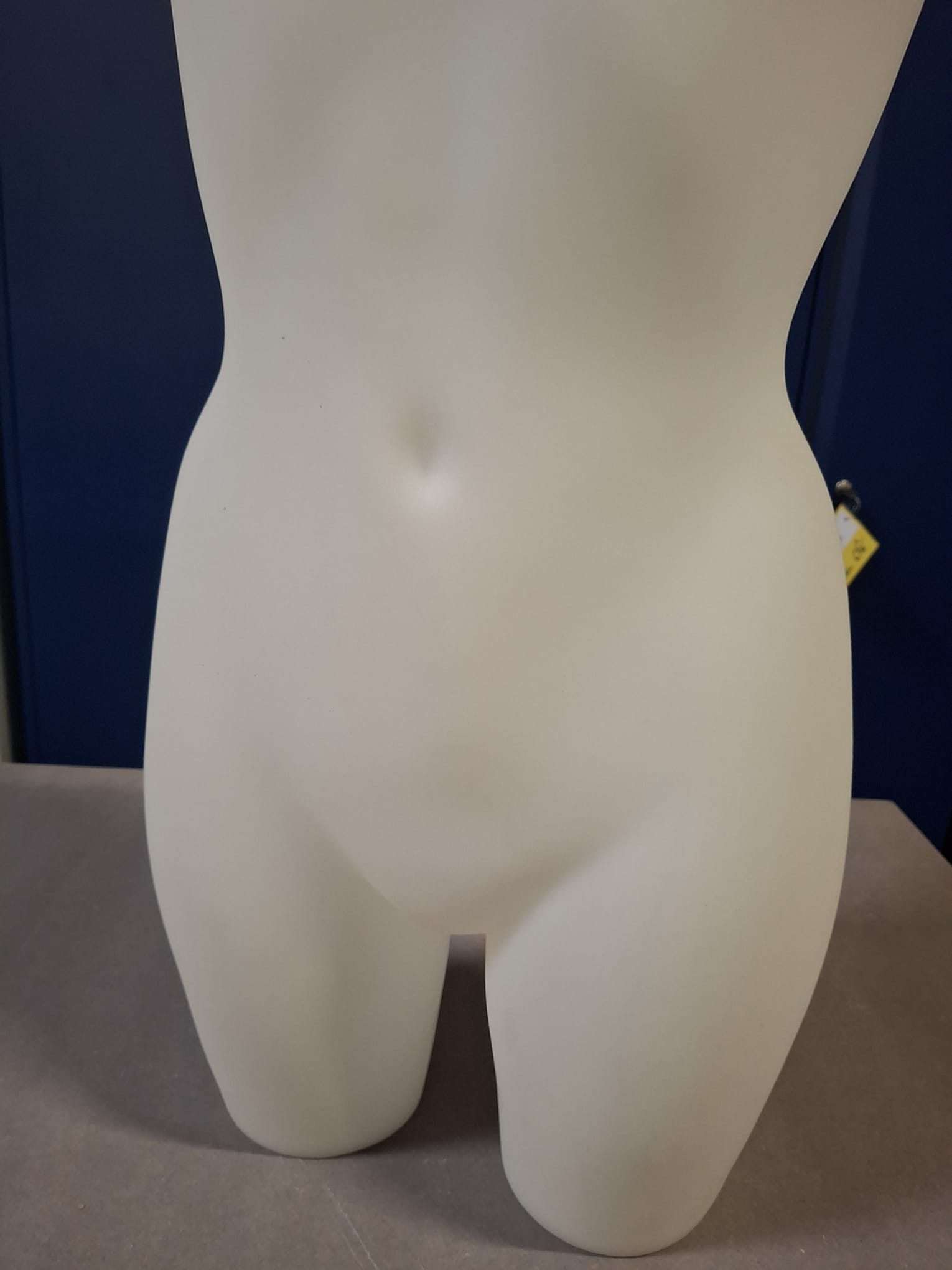 Mannequin buste femme demi-cuisse antichoc – PVC blanc – H87cm