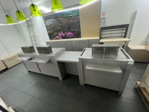 Comptoir de vente bois gris avec module PMR et arrière comptoir – L3,42 m