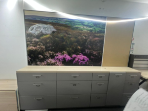 Comptoir de vente bois gris avec module PMR et arrière comptoir – L3,42 m