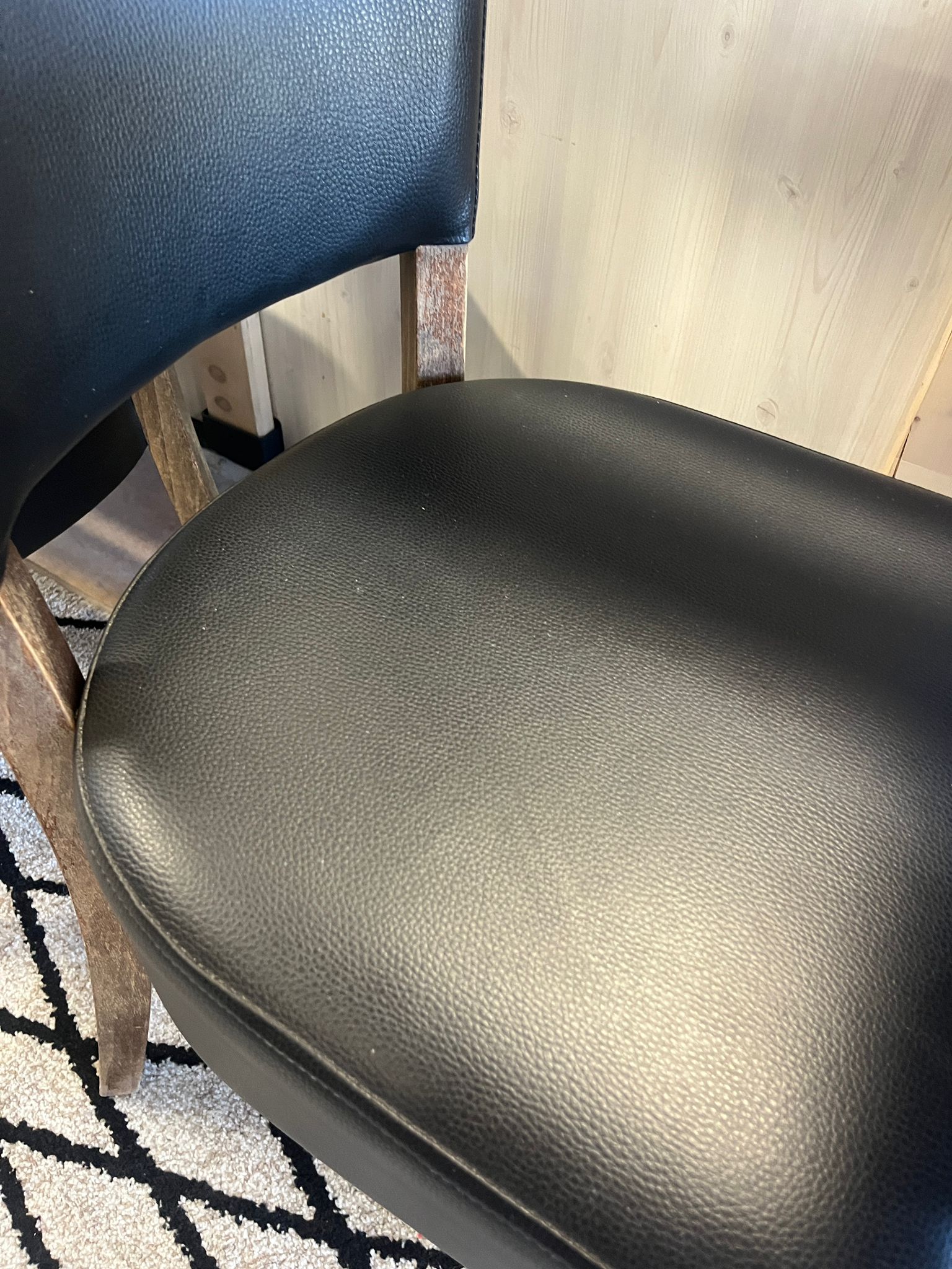 Lot table carrée + 2 chaises - Bois foncé, simili cuir noir - Table 60x60xH76 cm