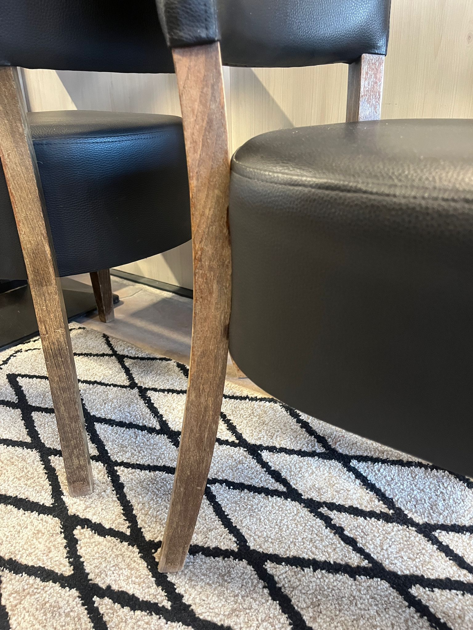 Lot table carrée + 2 chaises - Bois foncé, simili cuir noir - Table 60x60xH76 cm