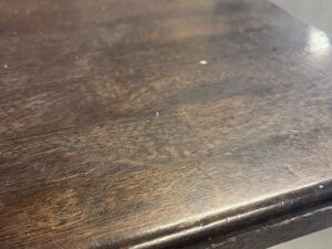 Lot table carrée + 2 chaises – Bois foncé, simili cuir noir – Table 60x60xH76 cm