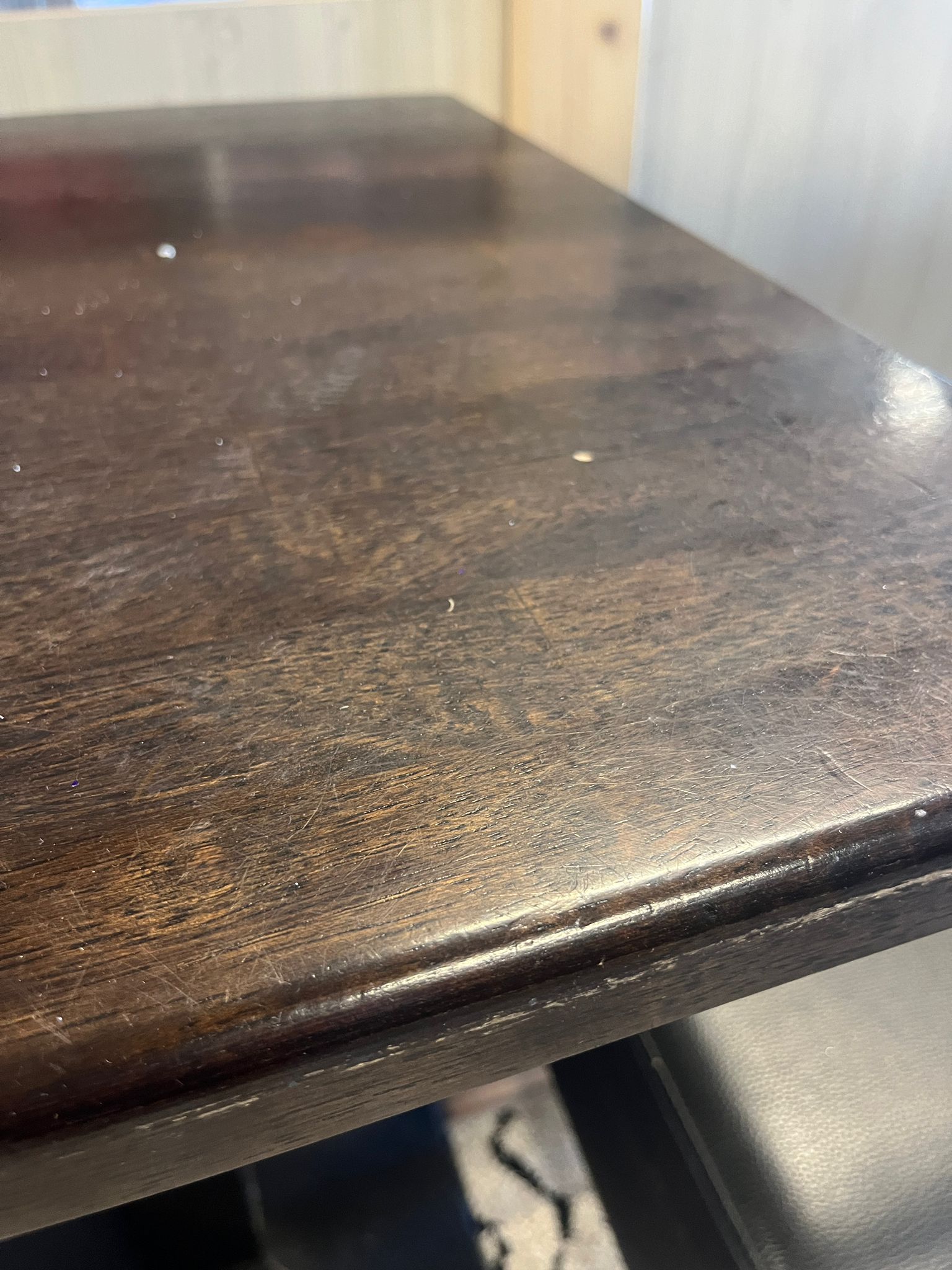 Lot table carrée + 2 chaises - Bois foncé, simili cuir noir - Table 60x60xH76 cm