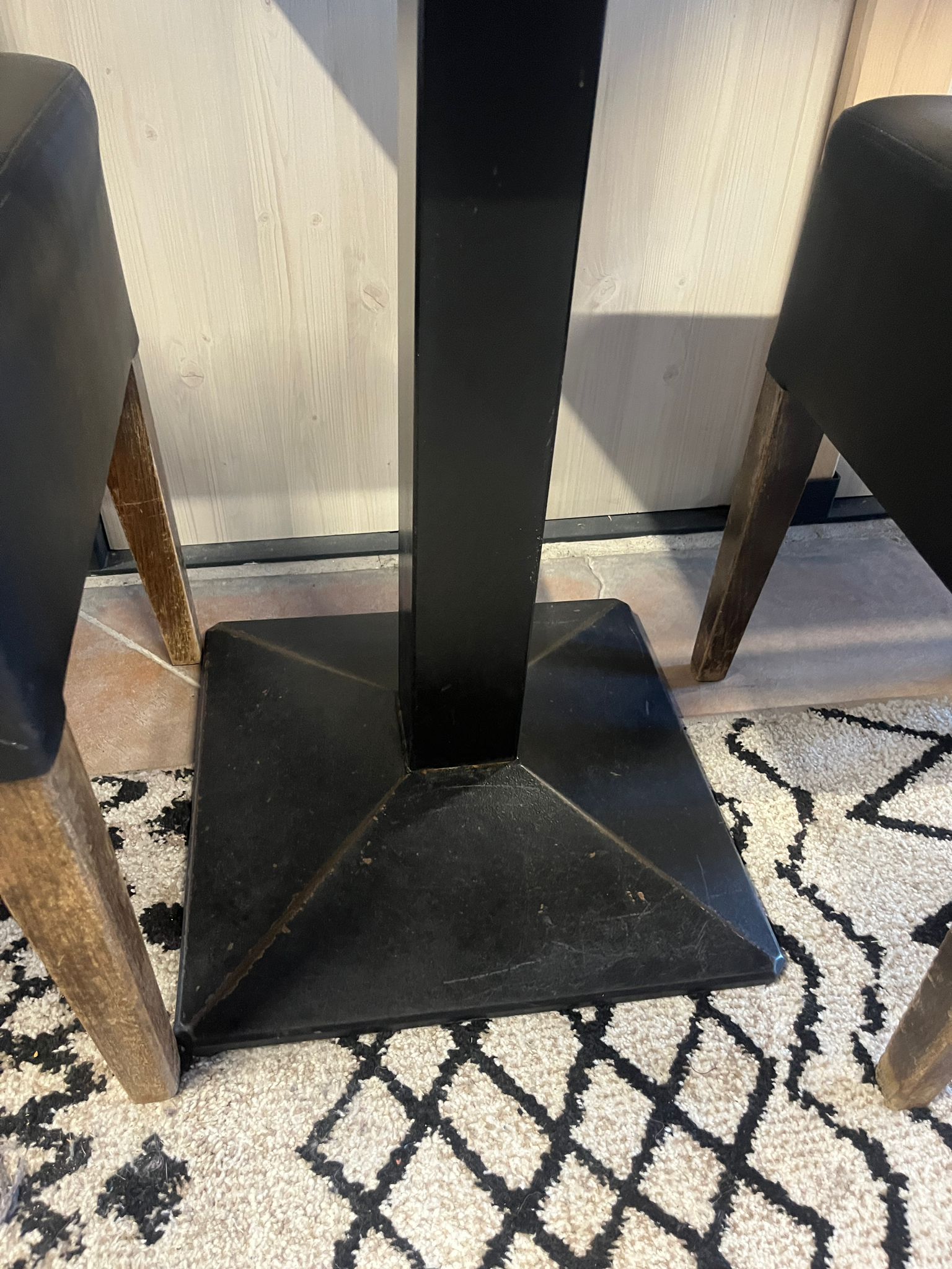 Lot table carrée + 2 chaises - Bois foncé, simili cuir noir - Table 60x60xH76 cm