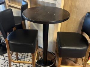 Lot table haute ronde ø60 cm + 2 chaises hautes – Bois foncé, assise simili cuir noir – H112 cm