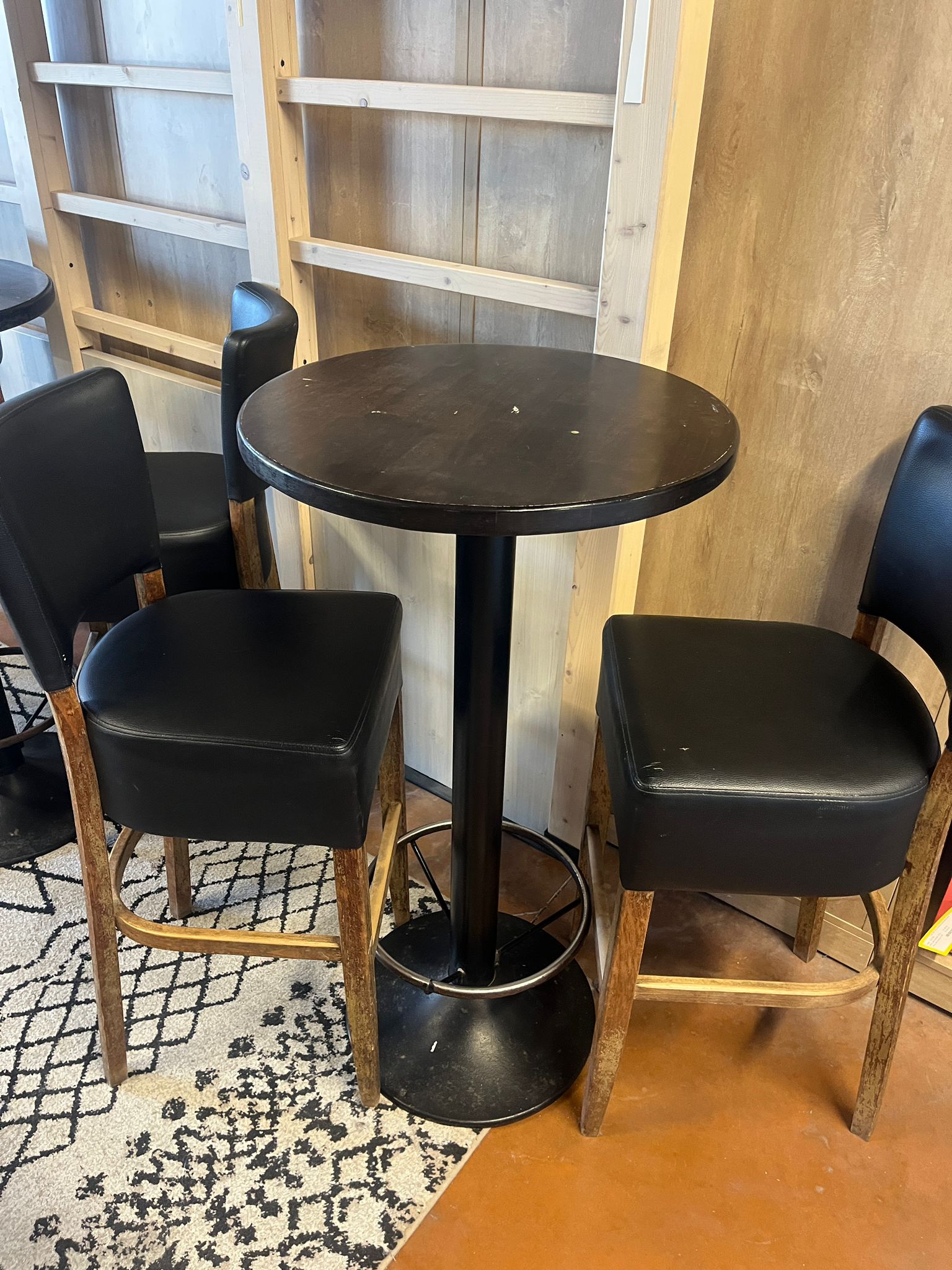 Lot table haute ronde ø60 cm + 2 chaises hautes – Bois foncé, assise simili cuir noir – H112 cm