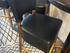 Lot table haute ronde ø60 cm + 2 chaises hautes – Bois foncé, assise simili cuir noir – H112 cm