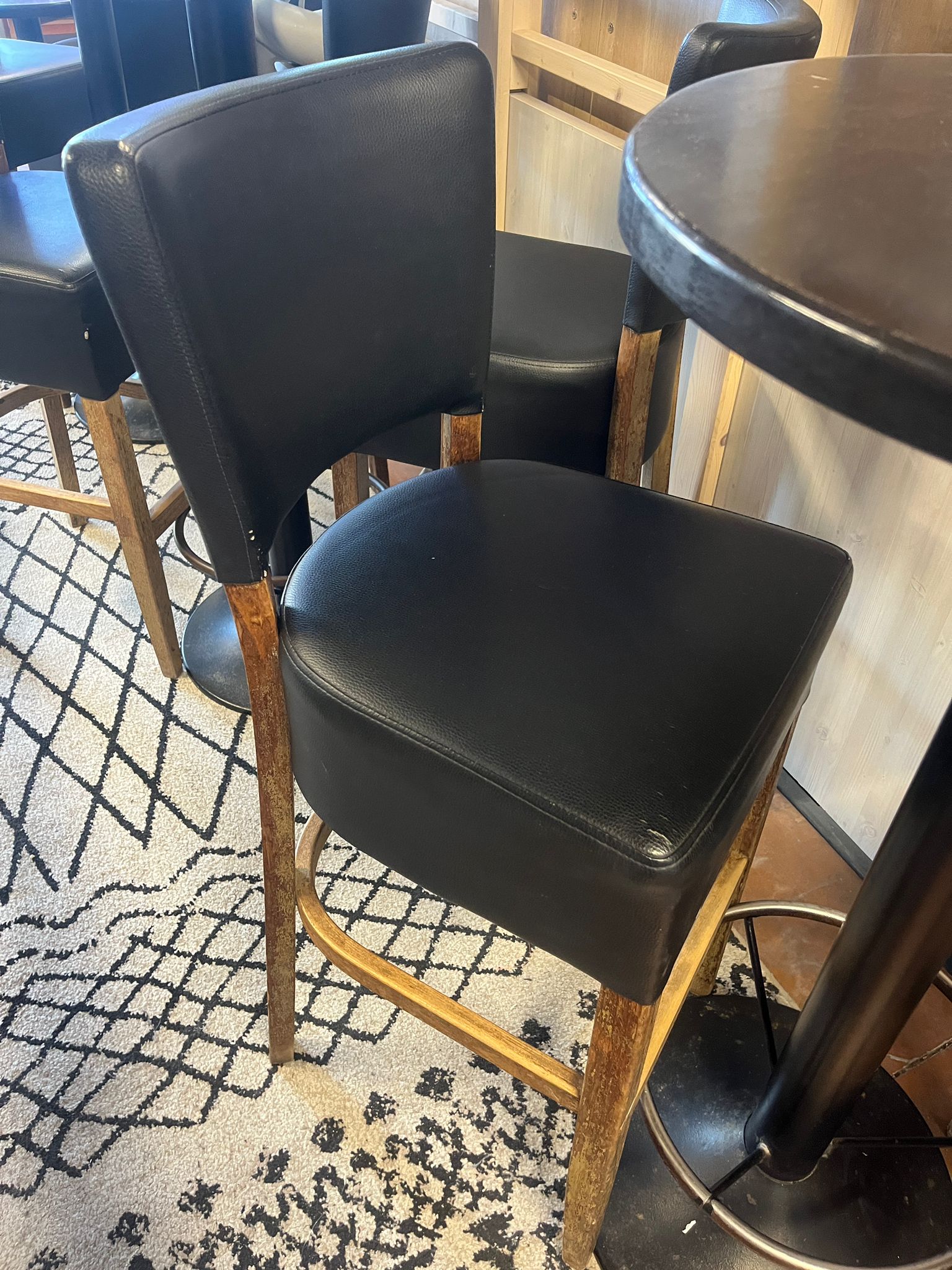 Lot table haute ronde ø60 cm + 2 chaises hautes – Bois foncé, assise simili cuir noir – H112 cm