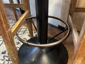 Lot table haute ronde ø60 cm + 2 chaises hautes – Bois foncé, assise simili cuir noir – H112 cm