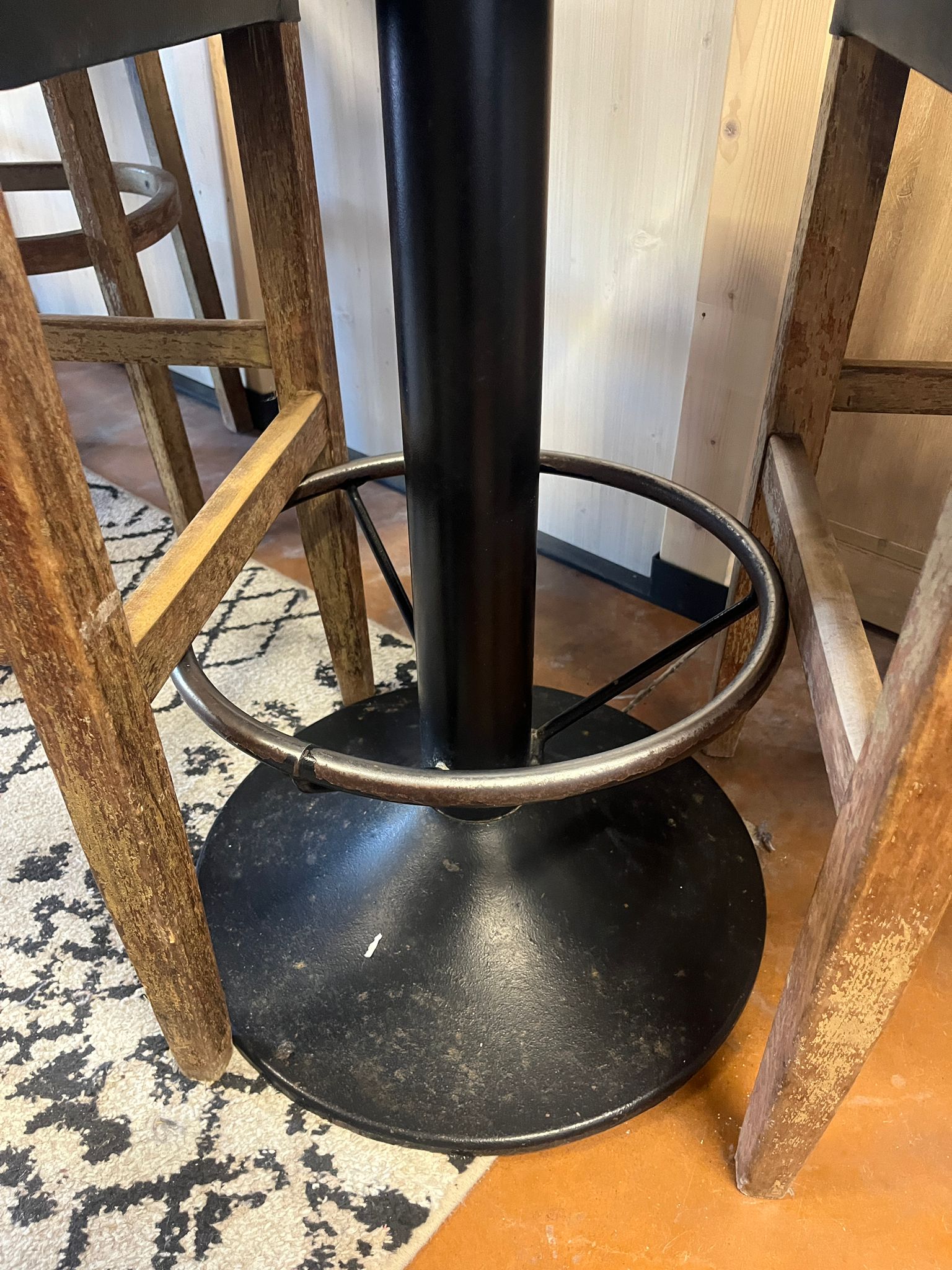 Lot table haute ronde ø60 cm + 2 chaises hautes – Bois foncé, assise simili cuir noir – H112 cm