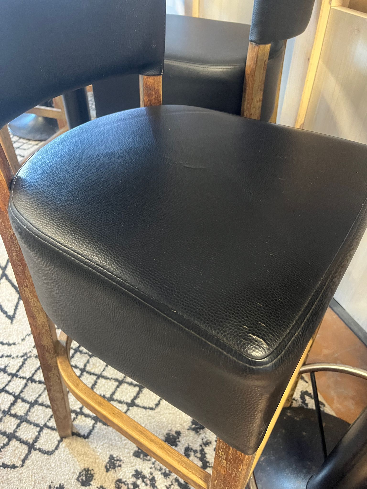 Lot table haute ronde ø60 cm + 2 chaises hautes – Bois foncé, assise simili cuir noir – H112 cm
