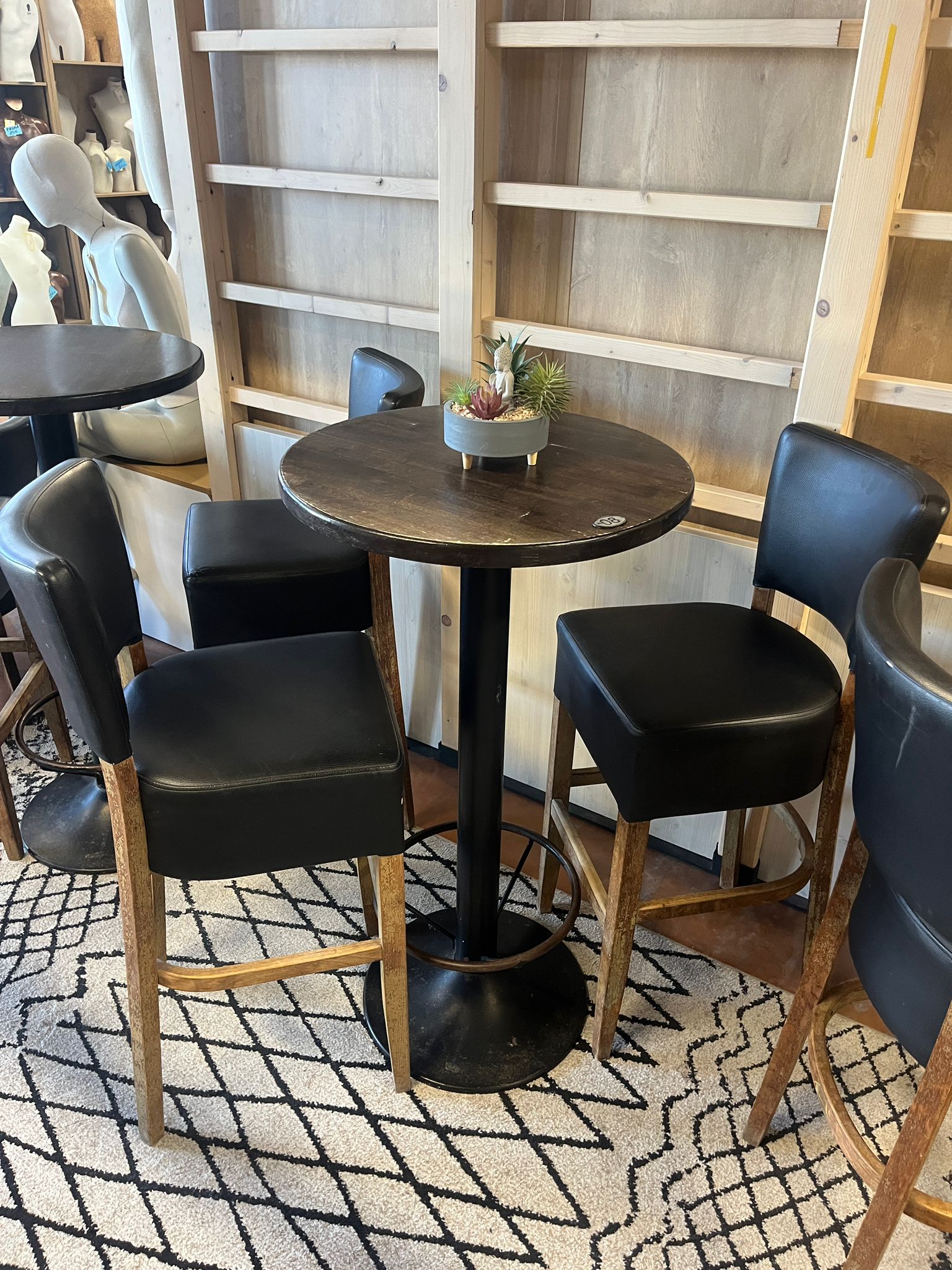 Lot table haute ronde ø60 cm + 2 chaises hautes – Bois foncé, assise simili cuir noir – H112 cm