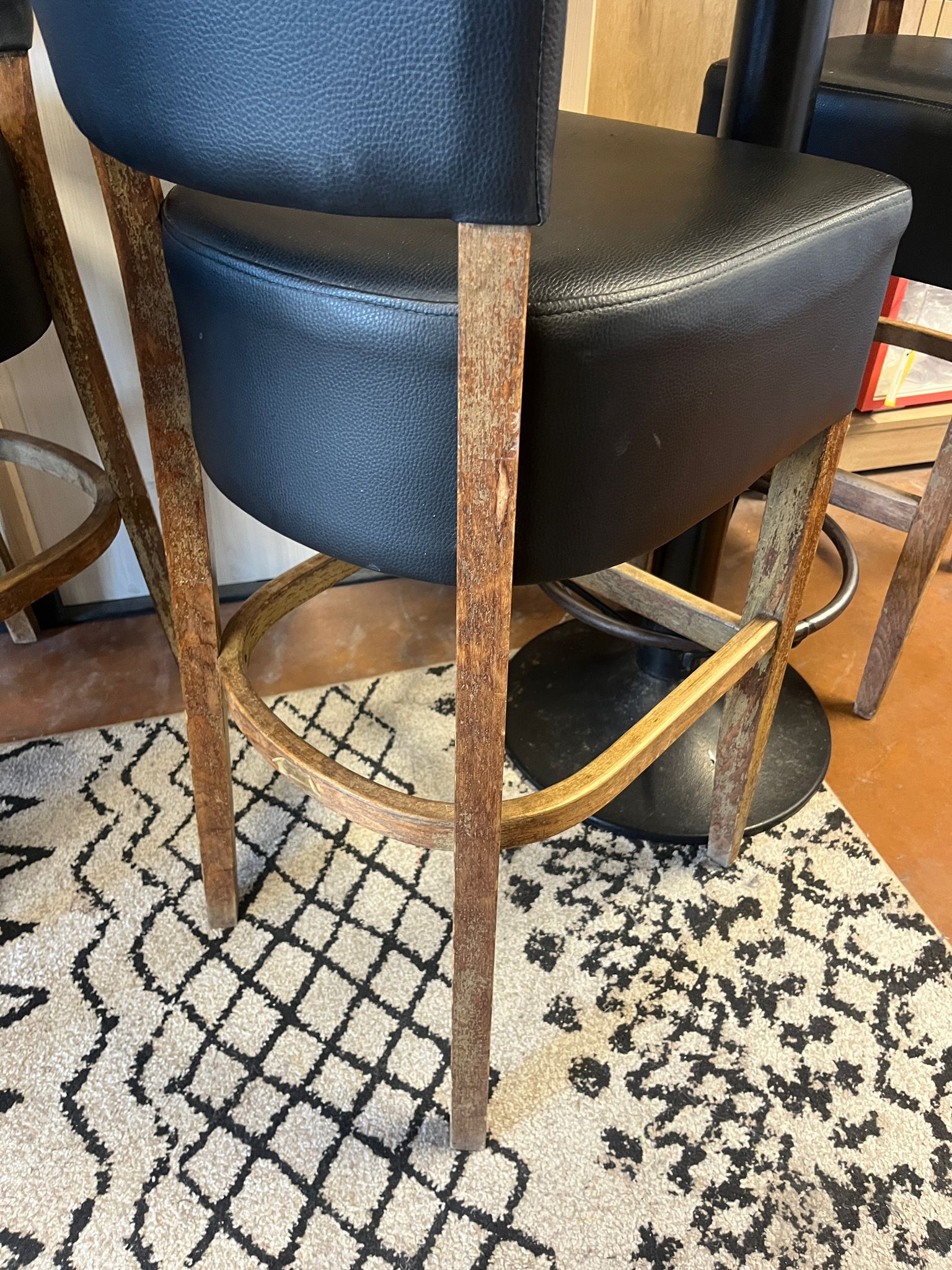 Lot table haute ronde ø60 cm + 2 chaises hautes – Bois foncé, assise simili cuir noir – H112 cm