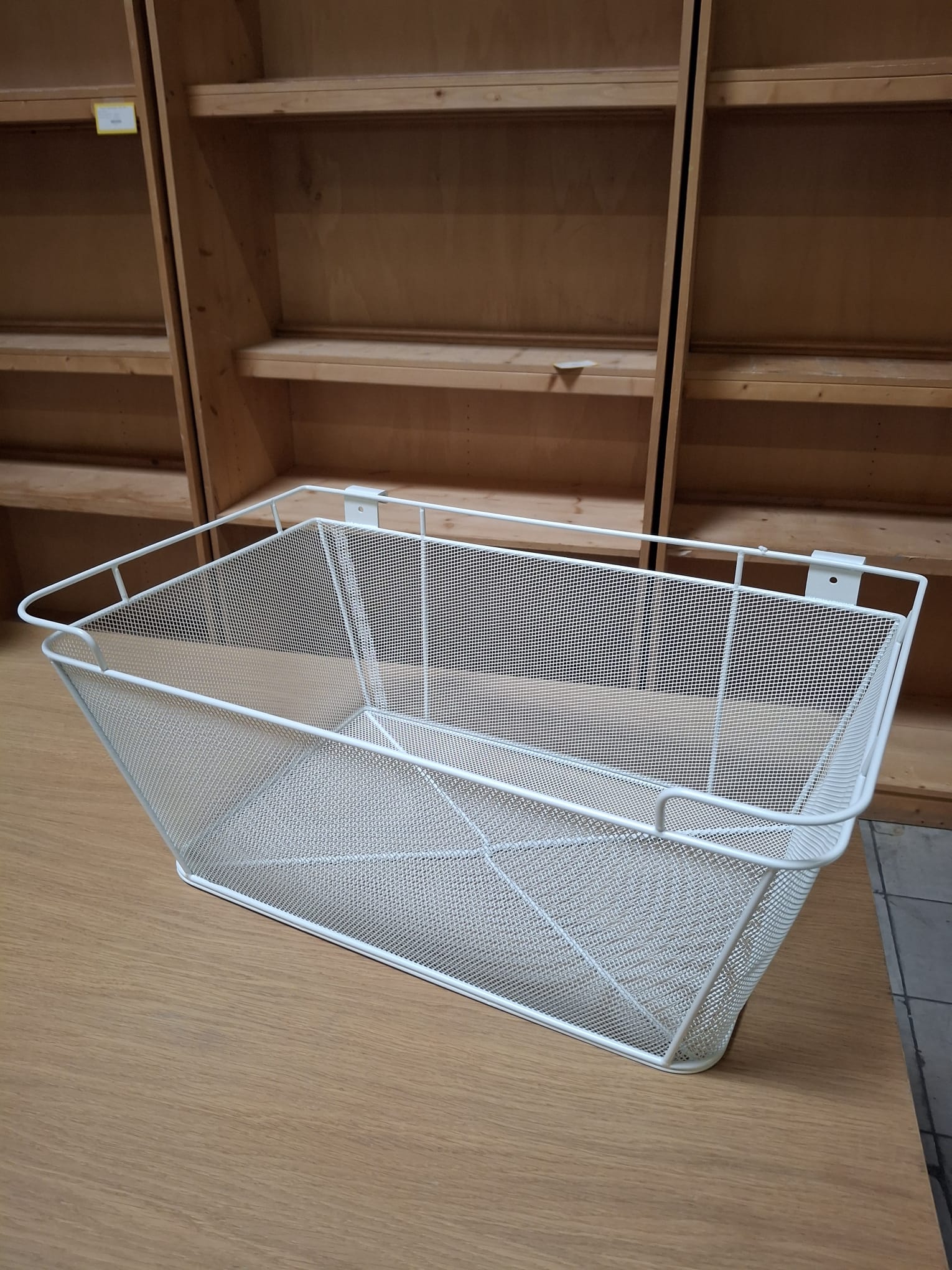 Panier grille métallique blanc – L60 x P37 x H25,5 cm – À poser ou fixer sur barre