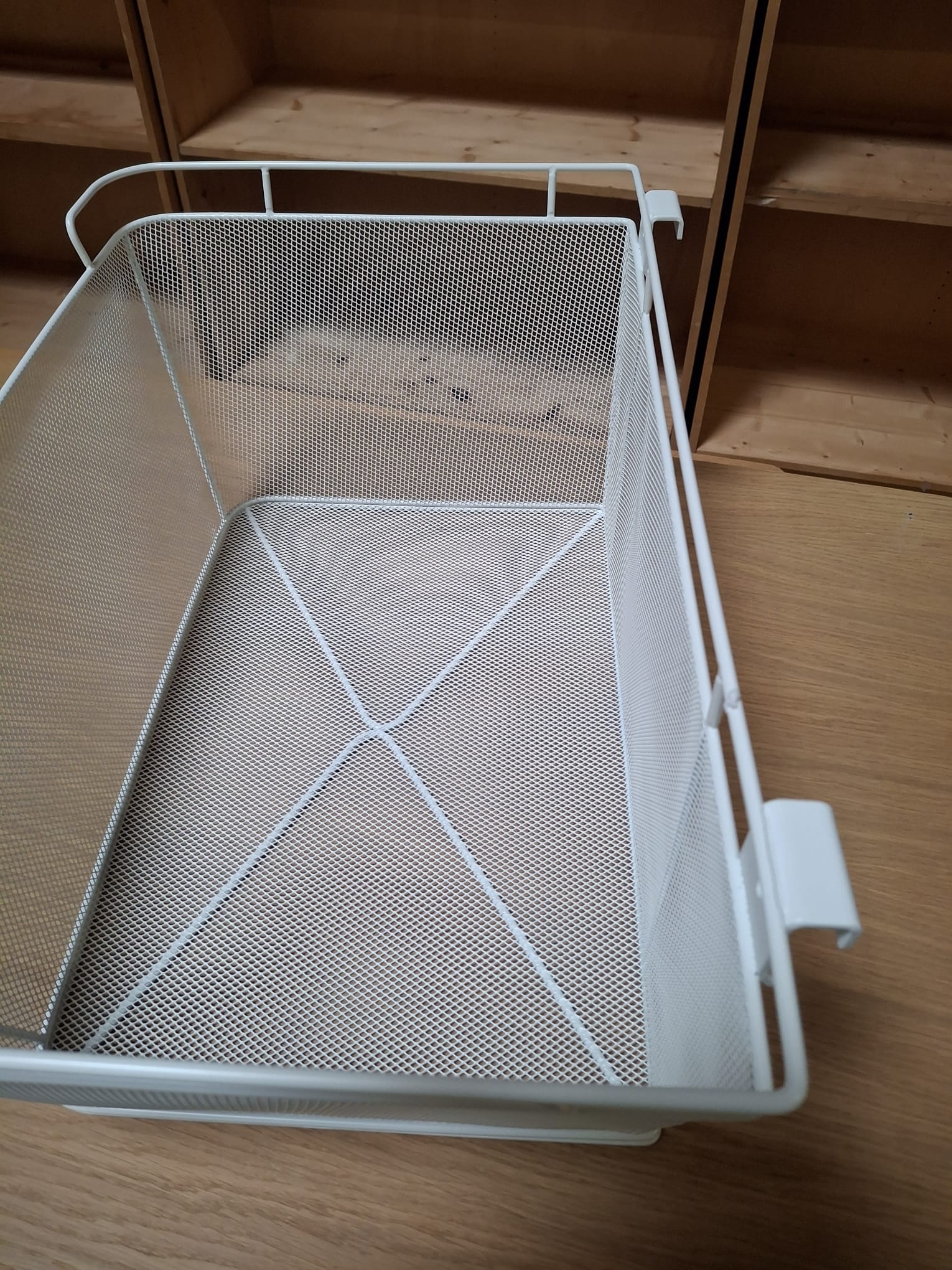 Panier grille métallique blanc – L60 x P37 x H25,5 cm – À poser ou fixer sur barre – Image 2