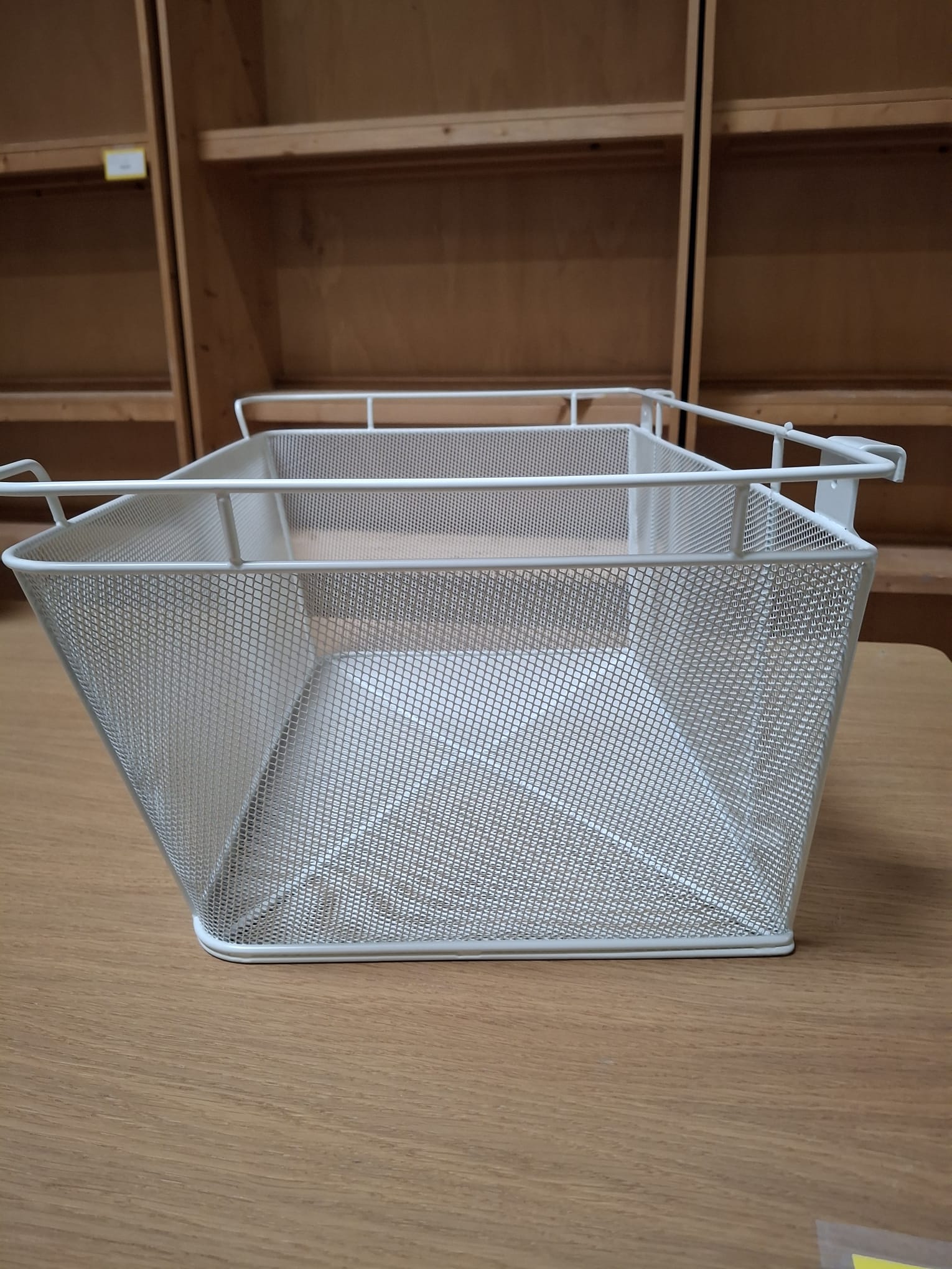 Panier grille métallique blanc – L60 x P37 x H25,5 cm – À poser ou fixer sur barre – Image 5