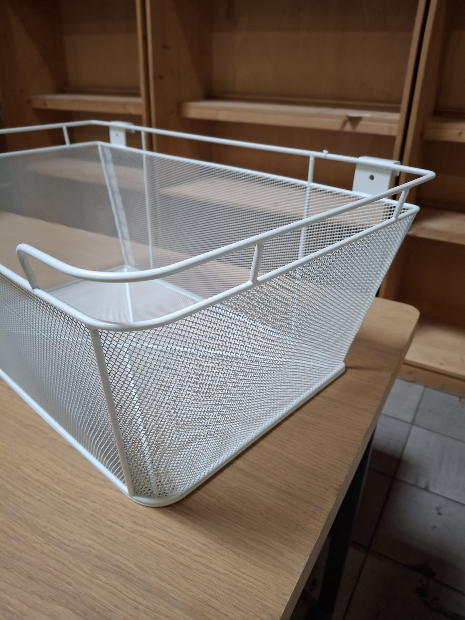 Panier grille métallique blanc – L60 x P37 x H25,5 cm – À poser ou fixer sur barre – Image 4