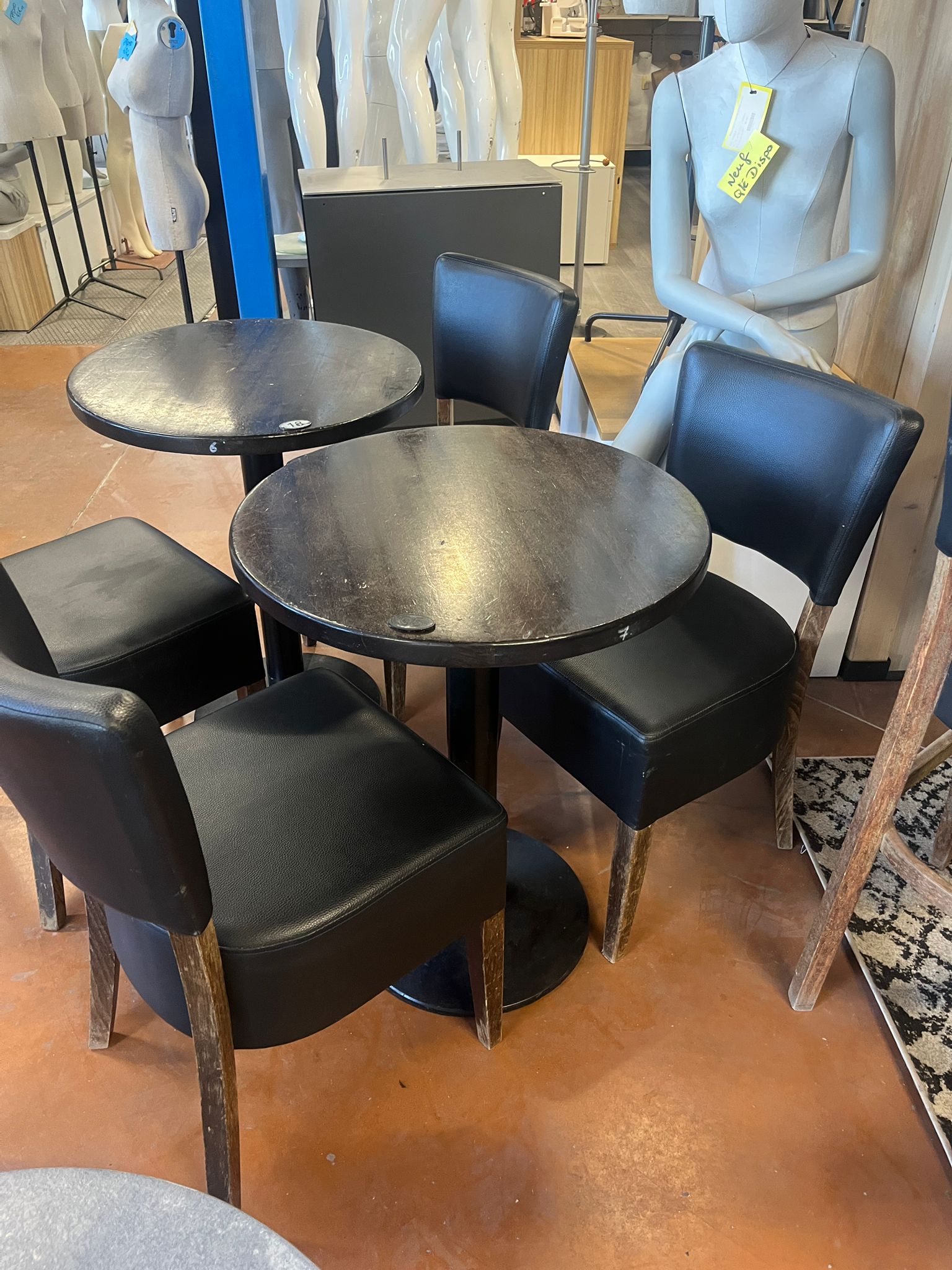 Lot table ronde ø60 cm + 2 chaises – Bois foncé, assise simili cuir noir – H76 cm