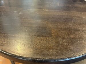 Lot table ronde ø60 cm + 2 chaises – Bois foncé, assise simili cuir noir – H76 cm